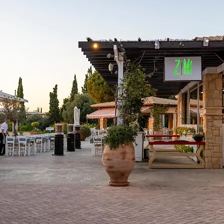 Bright With Shared Pool In Aphrodite Hills *