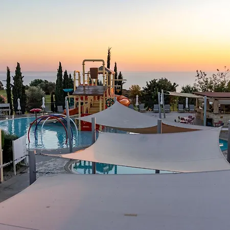 Bright With Shared Pool In Aphrodite Hills Apartment