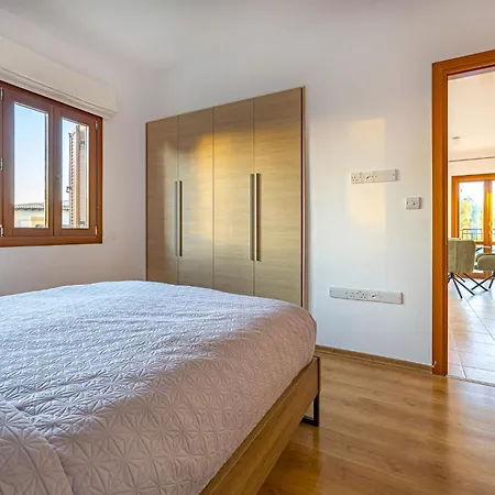 Bright With Shared Pool In Aphrodite Hills *