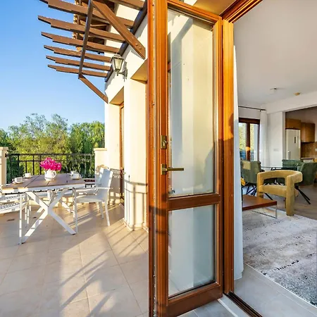 Bright With Shared Pool In Aphrodite Hills