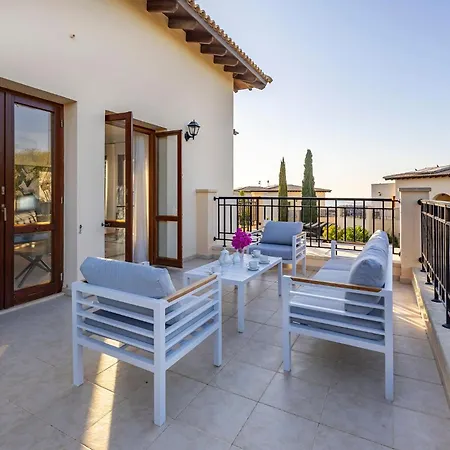 Bright With Shared Pool In Aphrodite Hills *